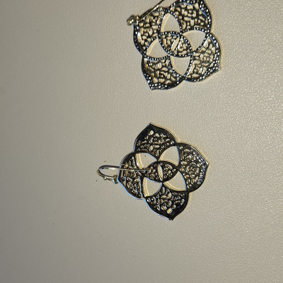 Kendra Scott Dawn Earrings - Picture 4 of 4